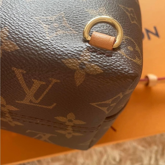 Perfect condition! Comes with receipt and box - Picture 5 of 7